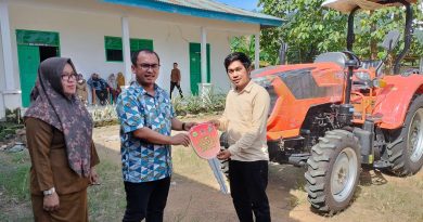 Arwan Aras Bagikan Traktor Roda 4, Ternak Sapi, Hingga Ribuan Beasiswa PIP Aspirasi 2023 Di Mamuju Tengah